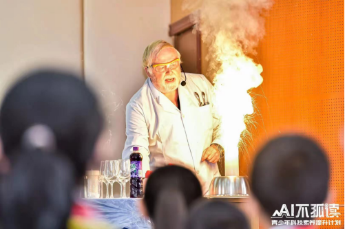 “洋博士”为你开启神奇的化学之旅 ——“科学家走进村子课堂”主题活动在遵义桐梓开展