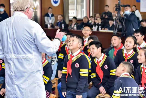 “洋博士”为你开启神奇的化学之旅 ——“科学家走进村子课堂”主题活动在遵义桐梓开展